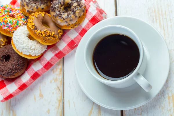 Donuts und Kaffeetasse — Stockfoto