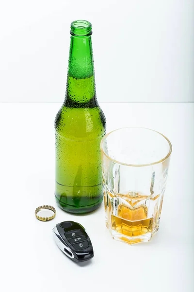 Cerveza con llaves del coche — Foto de Stock