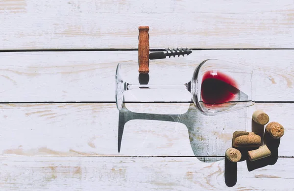 Şarap kadehi, mantarlar ve tirbuşon — Stok fotoğraf