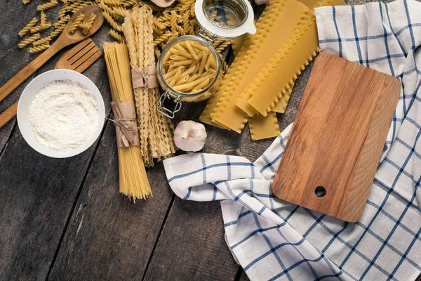 Massas alimentícias, esparguete e farinha — Fotografia de Stock