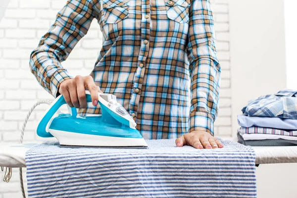 Ropa de planchar mujer — Foto de Stock