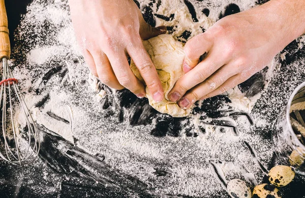 Mani che impastano una pasta — Foto Stock