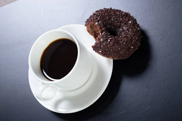 Donut och kaffe kopp — Stockfoto