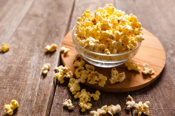 Schüssel mit gesalzenem Popcorn — Stockfoto