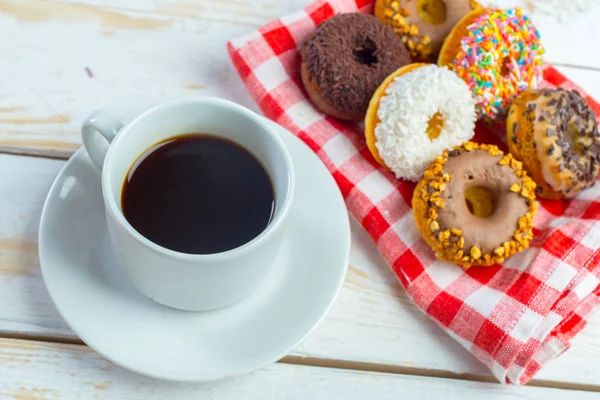 Donuts und Kaffeetasse — Stockfoto