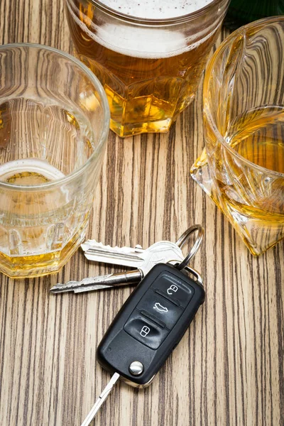 Alkohol dan kunci mobil — Stok Foto