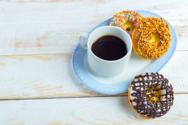 Çörek ve kahve fincanı.