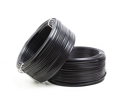 siyah elektrik kabloları
