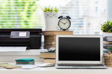 Yazıcı ve bilgisayar masa