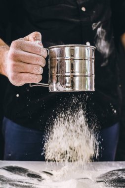 adam baker un ile çalışır