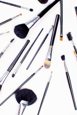 kozmetik üzerine beyaz fırçalar