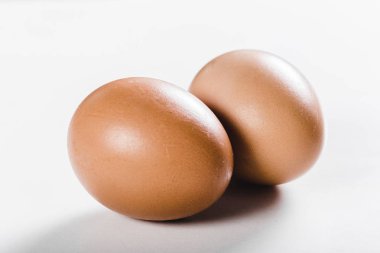 Çiğ tavuk yumurtası.