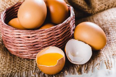 sepet içinde çiğ yumurta