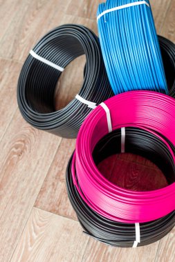 Renkli elektrik kabloları