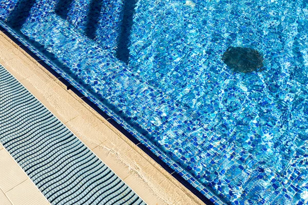 Schwimmbad im Hotel — Stockfoto