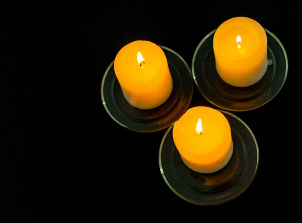 燃烧的黄色蜡烛 — 图库照片
