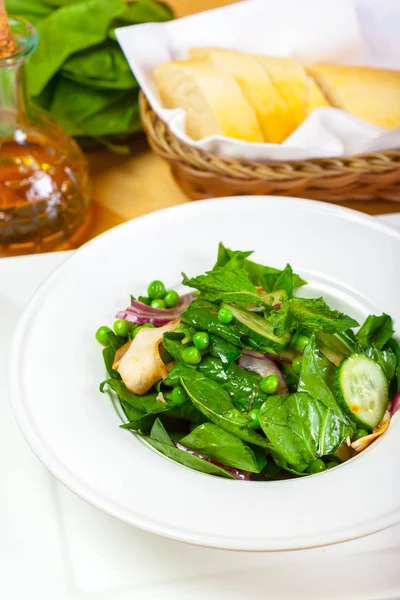 Salada verde com espinafre — Fotografia de Stock