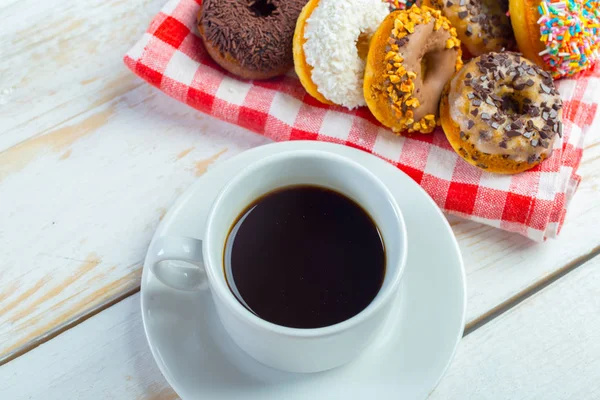 Пончики и кофейная чашка — стоковое фото