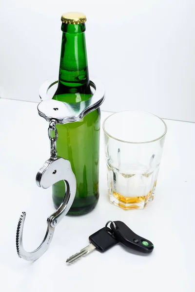 Αλκοόλ και αυτοκίνητο κλειδιά — Φωτογραφία Αρχείου