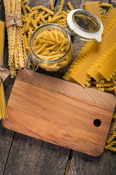 Massas alimentícias, esparguete e farinha — Fotografia de Stock