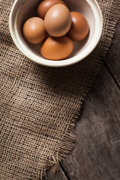Яйца в миске на столе — стоковое фото