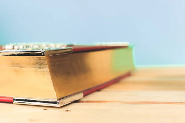 Livro velho em uma mesa — Fotografia de Stock