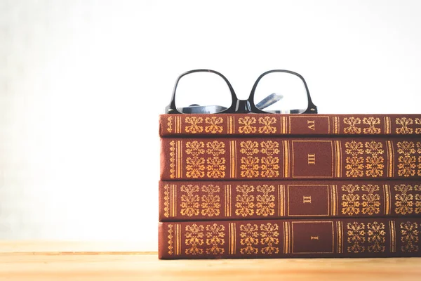 Lunettes de lecture avec livres — Photo