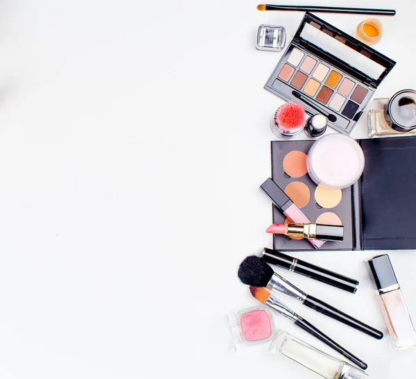 Fırçalar ve kozmetik şablonu