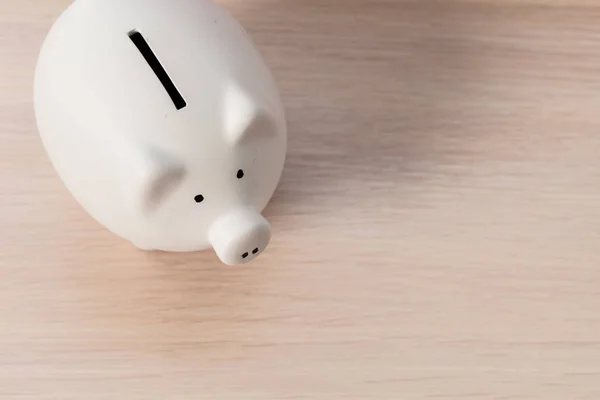 Piggy bank op tafel — Stockfoto