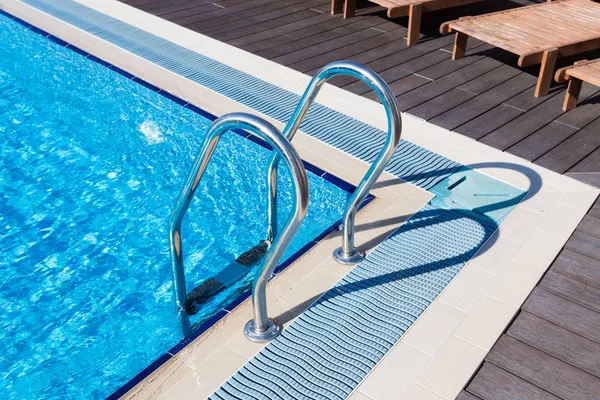 Pasos en una piscina de agua en el día —  Fotos de Stock