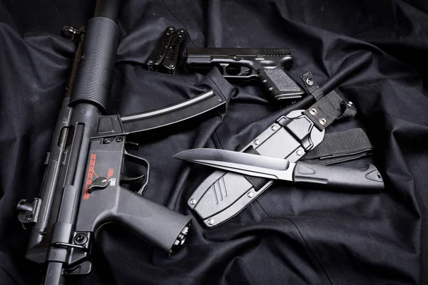Gun, knife with sheath, compass — Stock Photo, Image