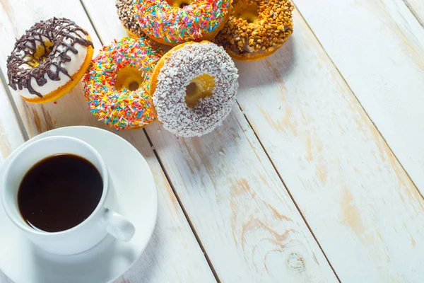 Donuts und Kaffeetasse — Stockfoto