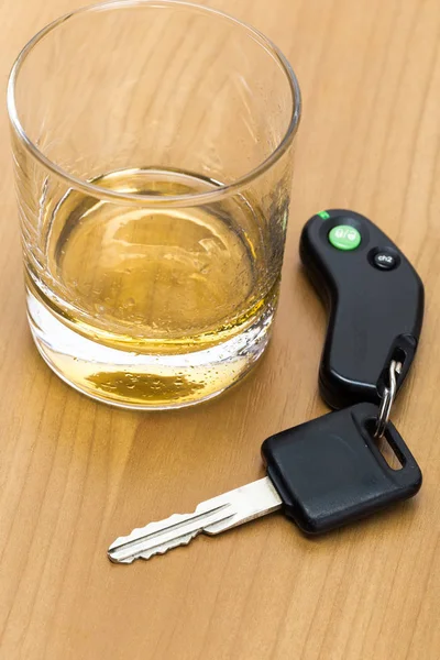 Clé de voiture avec alcool en verre — Photo