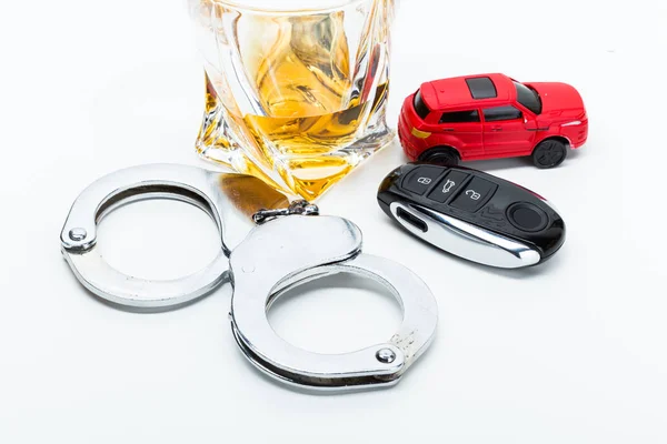 Speelgoedauto en glas whiskey — Stockfoto