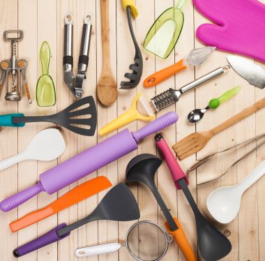 Tencere ve aksesuarları masada