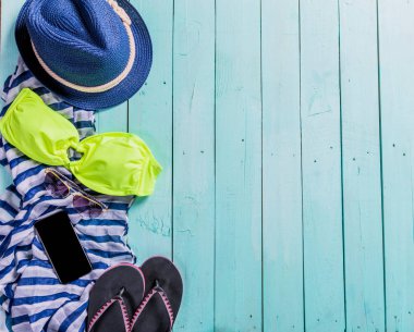 takım elbise, güneş gözlüğü ve flip flop Yüzme