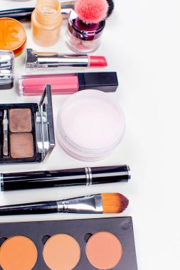 Fırçalar ve kozmetik şablonu