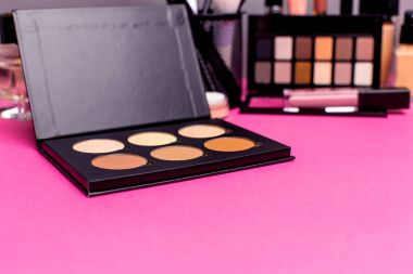 Pembe üzerinde Dekoratif kozmetik