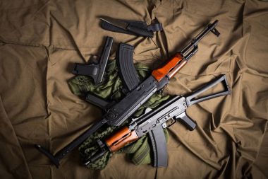 Araçlar ve silahlar kumaş üzerine