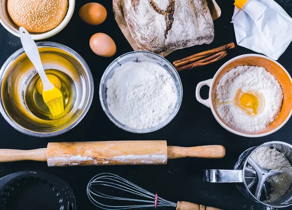 Backzutaten und Backutensilien Vorlage — Stockfoto