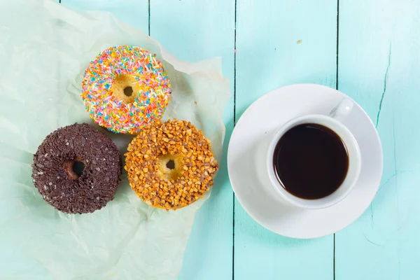 Donuts und Kaffeetasse — Stockfoto