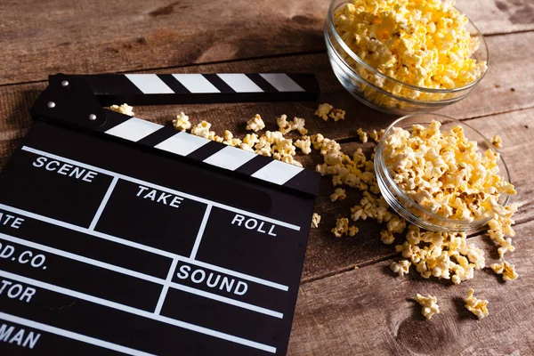 Film clapper ve pop corn — Stok fotoğraf