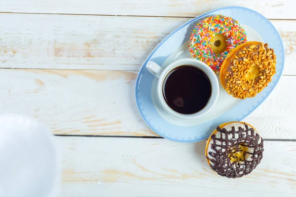 Donuts und Kaffeetasse — Stockfoto