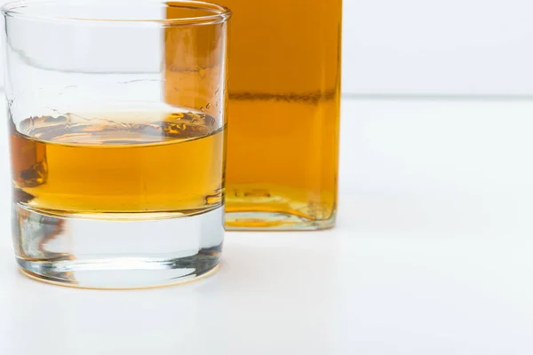 Altın scotch viski cam — Stok fotoğraf