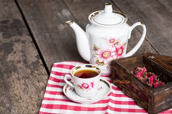 Ainda vida com xícara de chá e toalha de mesa — Fotografia de Stock