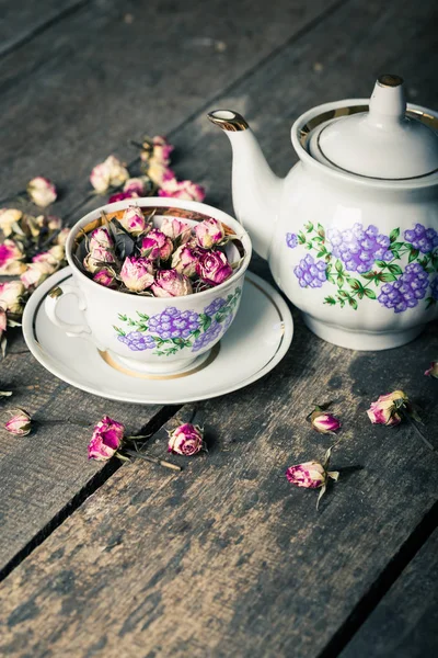 Vintage Teekanne und Tasse mit Blumen — Stockfoto