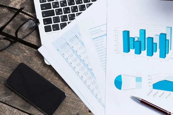 Tryckta finansiella diagram och diagram — Stockfoto