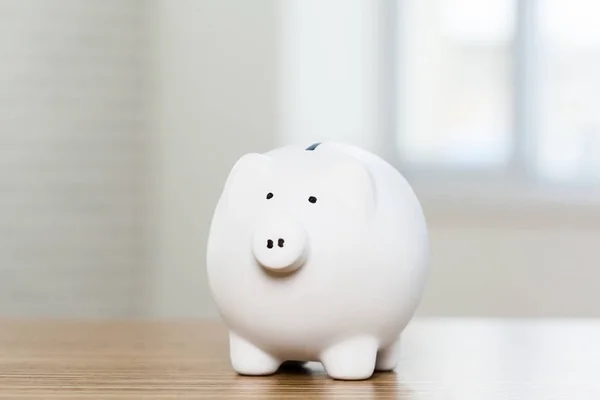 Piggy bank op tafel — Stockfoto