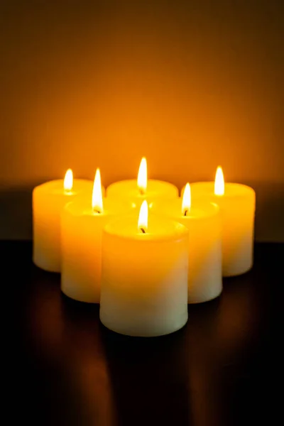Καύση κίτρινο κεριά — Φωτογραφία Αρχείου