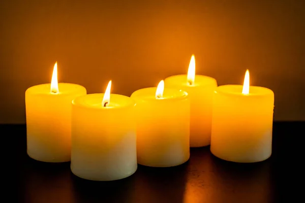 Queimando velas amarelas — Fotografia de Stock